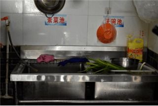食安蚌埠，每周查餐飲丨現在堂食用餐安全嗎？走，蚌埠市市場監管局帶你深入餐廳后廚查查看